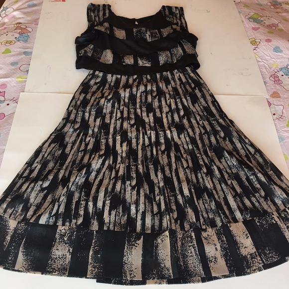 BCBG Maxazria Dress Size 2 - Picture 2 of 8